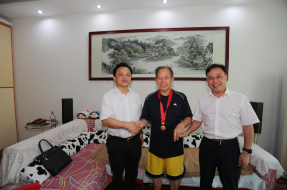慰問暖人心，關懷傳黨情 —市審計局開展“七一”走訪慰問活動