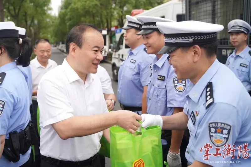 朱健開展夏送清涼活動 慰問交警等高溫作業(yè)一線勞動者